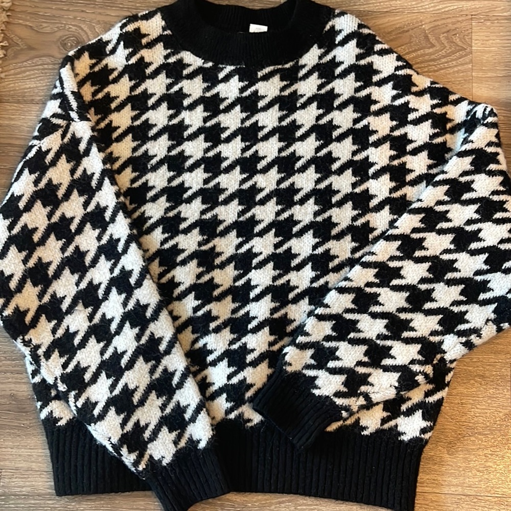 H&M houndstooth sweater in size woman’s medium.
